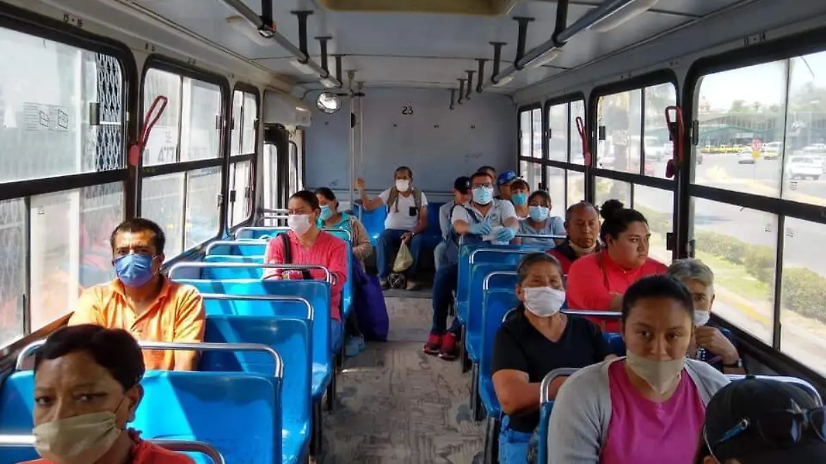 Pasajeros de Transporte Urbano acatando las dispocisiones Covid-19